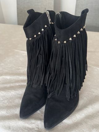 Botines negros con flecos y tachuelas T38