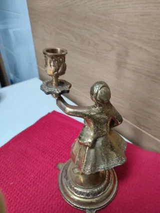 Candelabro figura mujer metal dorado