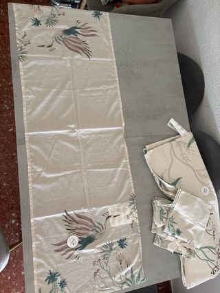 Mantelería de tela con diseño floral