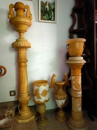 Figuras de mármol naranja y amarillo