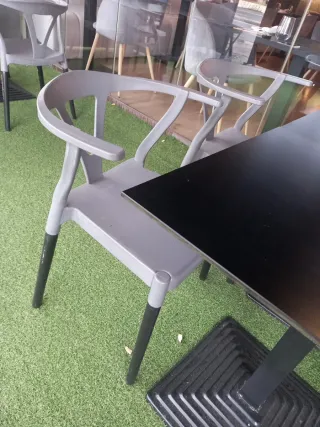 Silla de restaurante beige y gris