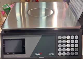 TPV con pantalla, teclado y balanza