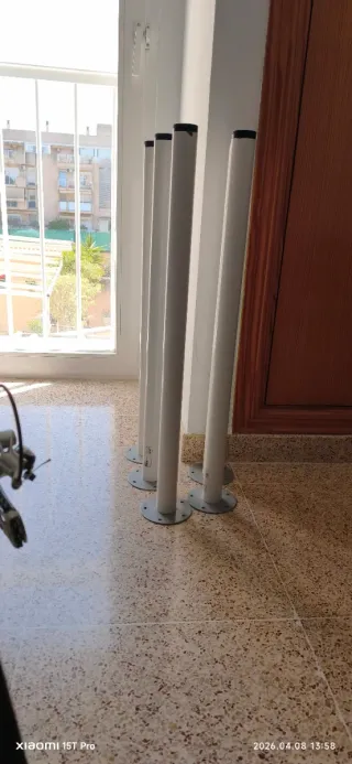 Patas para escritorio plateadas y blancas