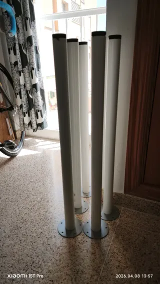 Patas para escritorio plateadas y blancas