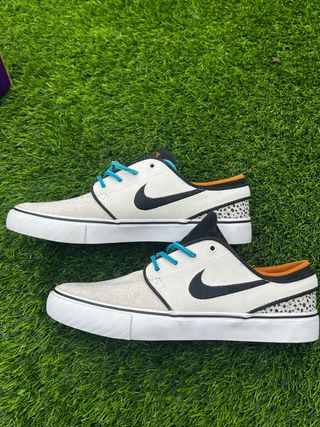 Zapatillas Nike Beige y Blancas