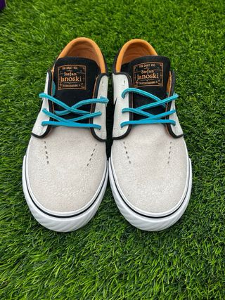 Zapatillas Nike Beige y Blancas