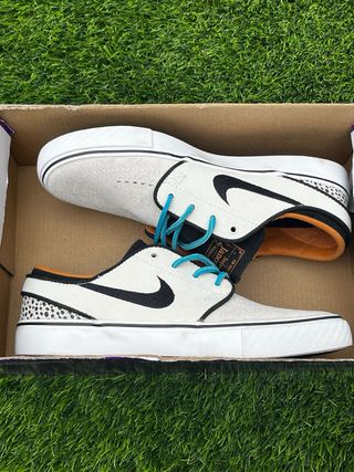 Zapatillas Nike Beige y Blancas