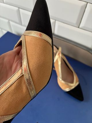 Zapatos de tacón Azarey beige y dorado