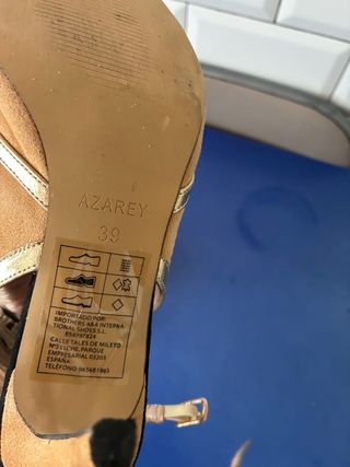 Zapatos de tacón Azarey beige y dorado