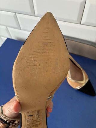 Zapatos de tacón Azarey beige y dorado