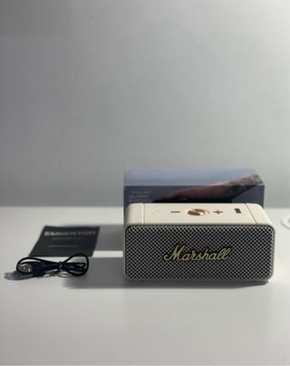 Altavoz Marshall Blanco y Dorado