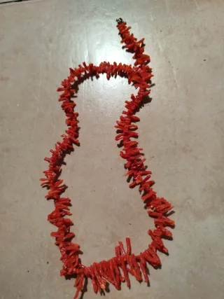 Collar de coral rojo y cierre dorado