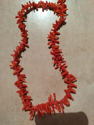 Collar de coral rojo y cierre dorado