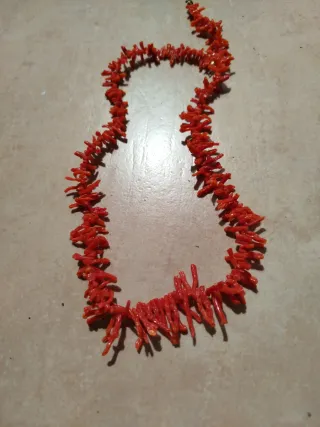 Collar de coral rojo y cierre dorado