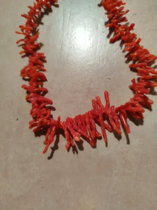 Collar de coral rojo y cierre dorado