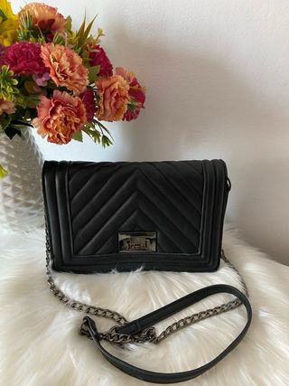 Bolso negro acolchado con cadena
