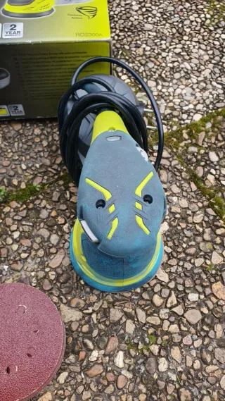 Lijadora Ryobi ROS300A 300W + Accesorios