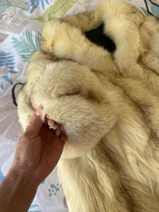 Abrigo de piel sintética beige y marrón