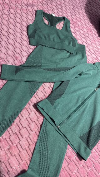 Conjunto deportivo verde