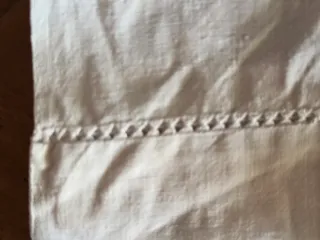 Lenzuolo ricamato beige e bianco