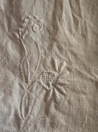 Lenzuolo ricamato beige e bianco