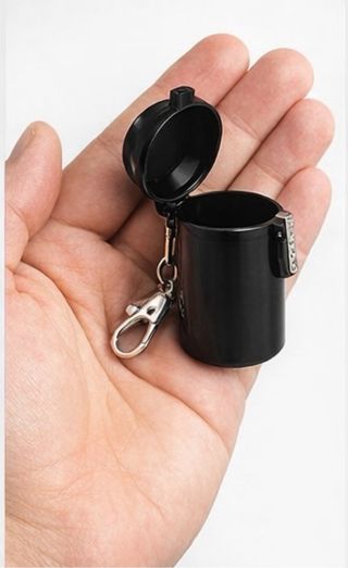 Cenicero negro portátil de bolsillo con mosquetón