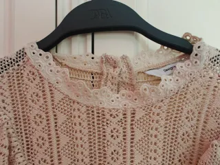 Blusa romántica beige