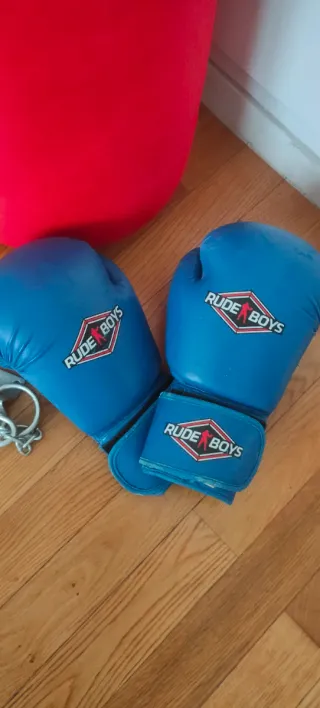 Saco de boxeo rojo  outshock con guantes y cadena