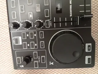 Mesa de mezclas Hercules DJControl MP3 LE