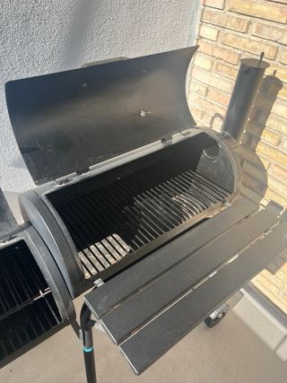 Barbacoa de carbón con parrilla