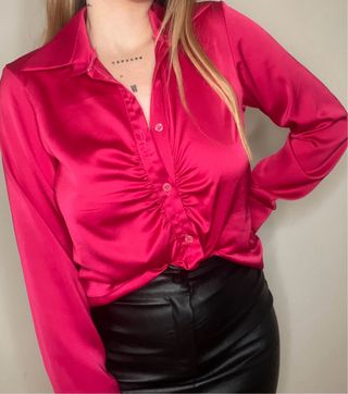 Camisa fucsia satinada fruncida vintage