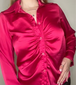 Camisa fucsia satinada fruncida vintage