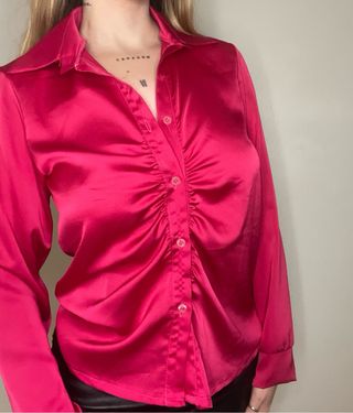 Camisa fucsia satinada fruncida vintage