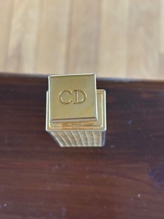 Frasco de perfume Dior dorado