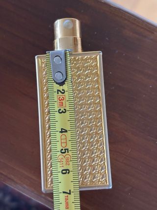 Frasco de perfume Dior dorado