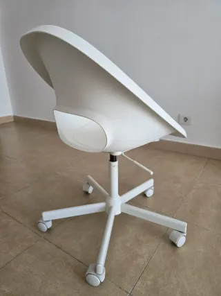 Silla giratoria blanca con ruedas