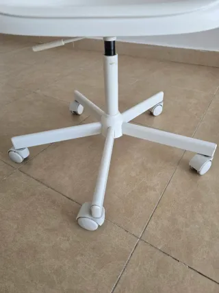 Silla giratoria blanca con ruedas
