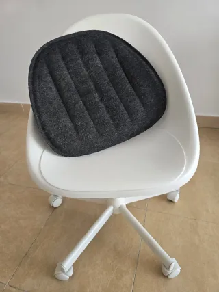 Silla giratoria blanca con ruedas