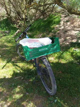 Bicicleta MTB Rockrider con cesta