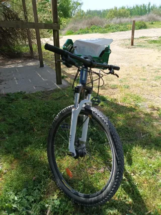 Bicicleta MTB Rockrider con cesta