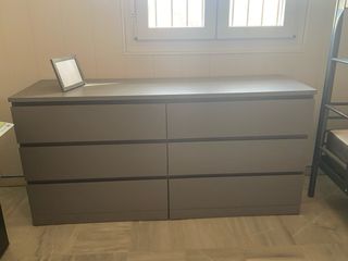 Escritorio infantil gris con cajones. Litera