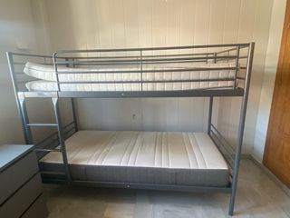 Escritorio infantil gris con cajones. Litera