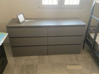 Escritorio infantil gris con cajones. Litera