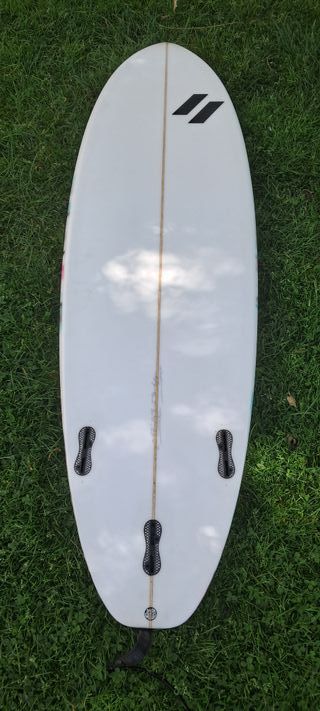 Tabla de surf SACRE con leash y pads