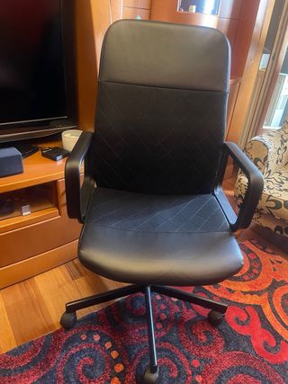 Silla de oficina negra ajustable