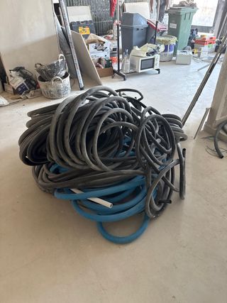 Tubos flexibles para cables y agua