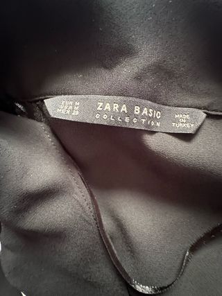 Camisa negra con vivo blanco