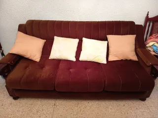 Sofá de terciopelo marrón