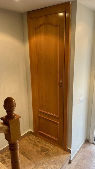 Puerta de madera con cristal y sin cristal