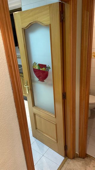 Puerta de madera con cristal y sin cristal